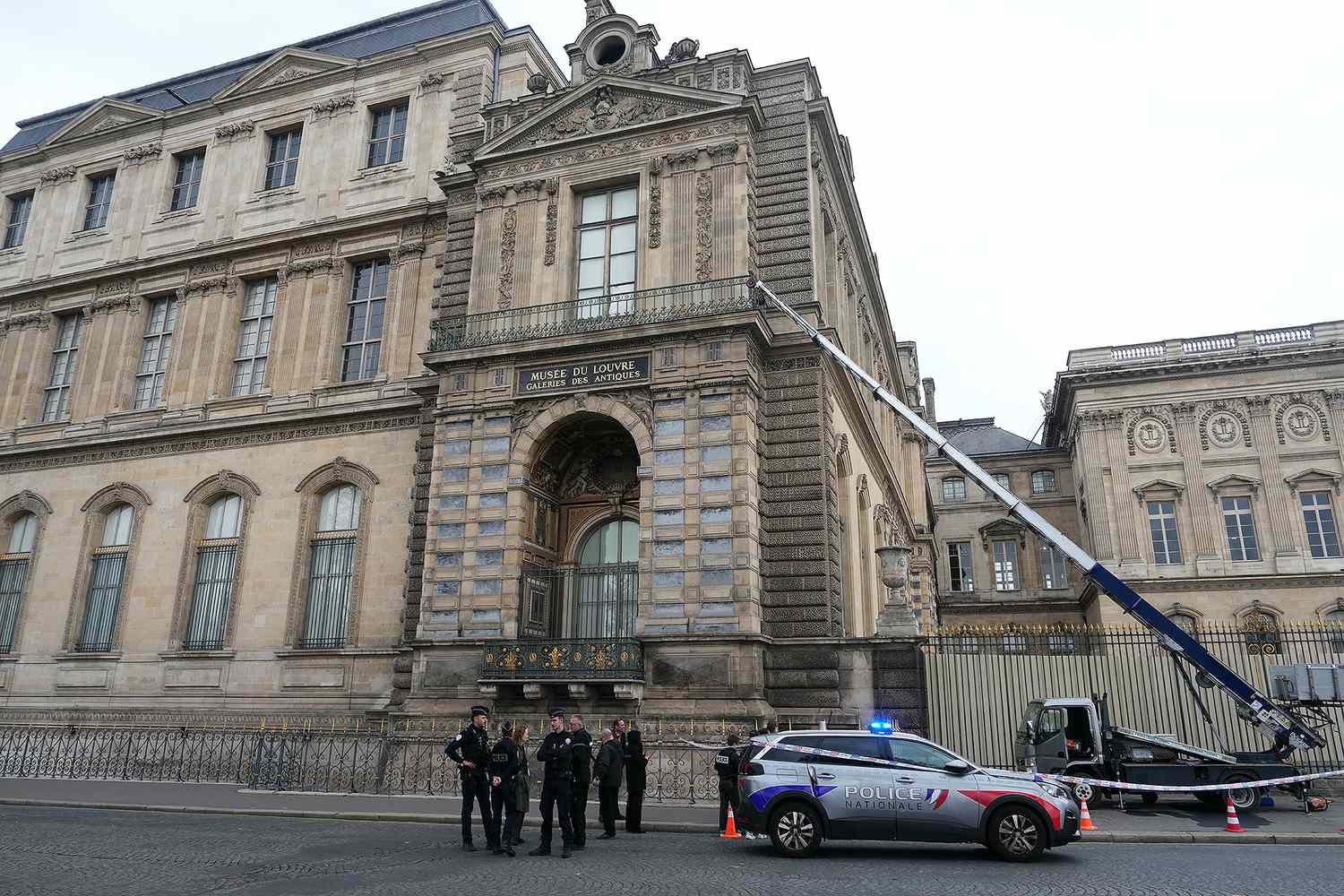 Louvre-Paris-robbers-101925-01-caefbd2385724fc3878a05b52e0e4350.jpg