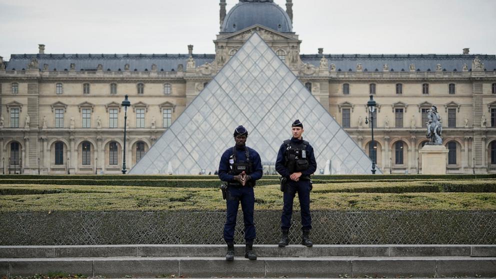 louvre-two-theft-gty-bh-251023_1761255159775_hpMain_16x9_992.jpg
